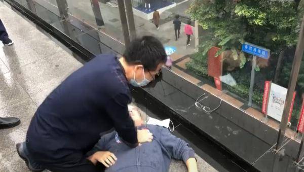 58秒紧急抢救！他在生死线上救回一条生命
