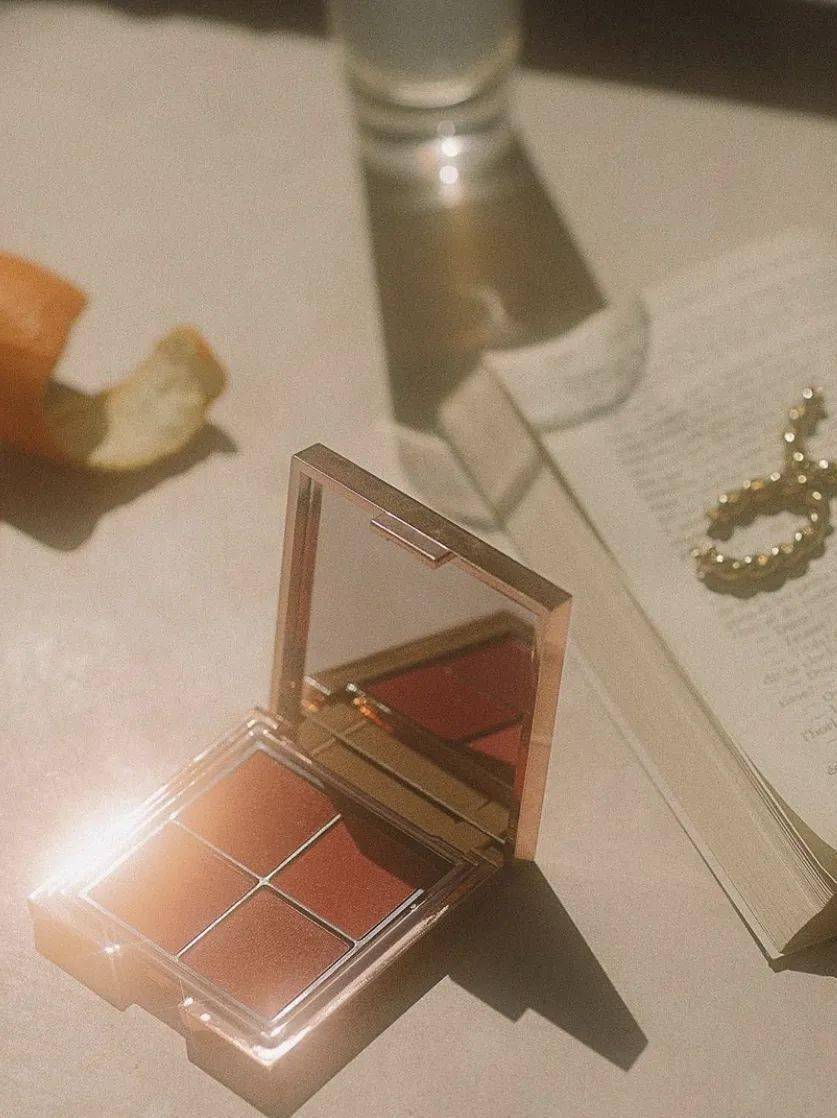 大招|为打破秋冬沉闷，爱豆们发出哪些「妆容大招」？