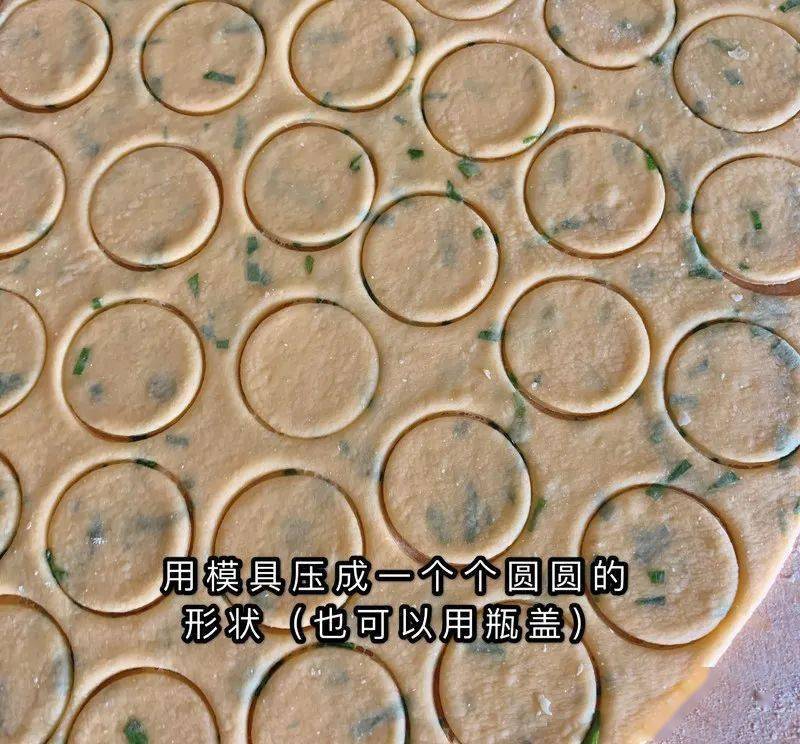 小饼|蓬松暄软，葱香味十足，解馋家庭版葱花小圆饼：记住2个小技巧