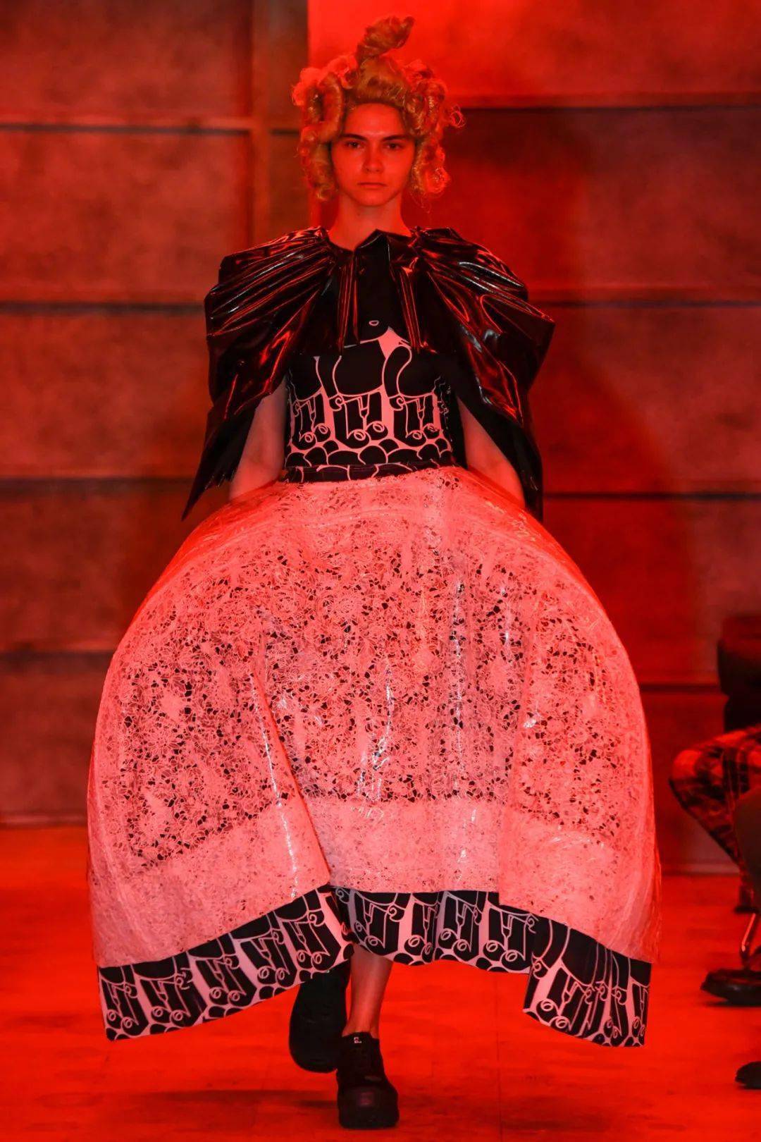 冒险|Pantone发布“月经红”色号,充满活力和冒险精神的红色是如何“驰骋”整个时尚界的？