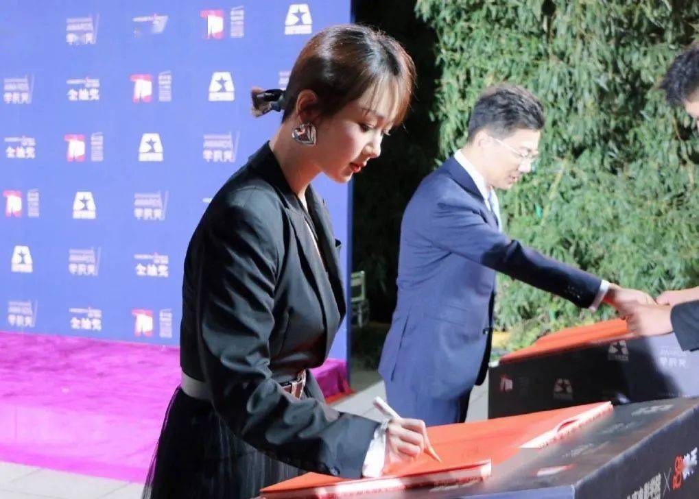 黑长直|别再留黑长直了！今年超火的“公主卷”没有人能拒绝！