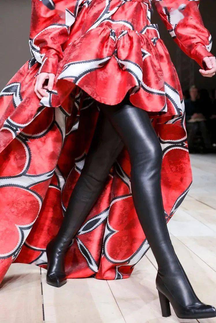 冒险|Pantone发布“月经红”色号,充满活力和冒险精神的红色是如何“驰骋”整个时尚界的？