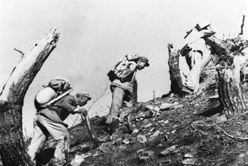 1952年,在上甘岭战役中坚守在坑道中的中国人民志愿军战士积蓄坑道岩