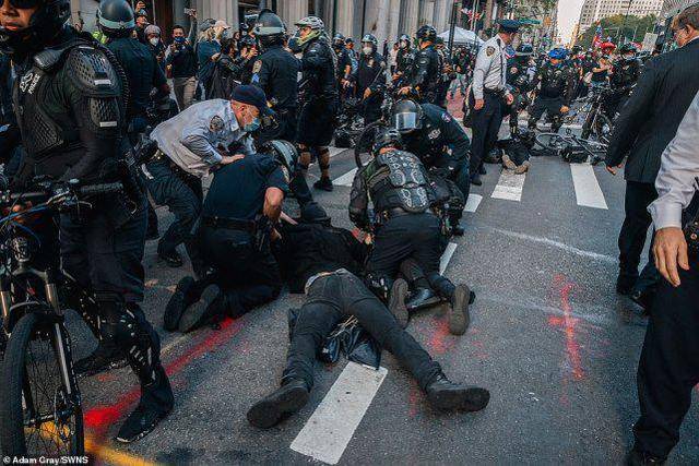 临近美国大选,特朗普支持者和反对者在纽约市