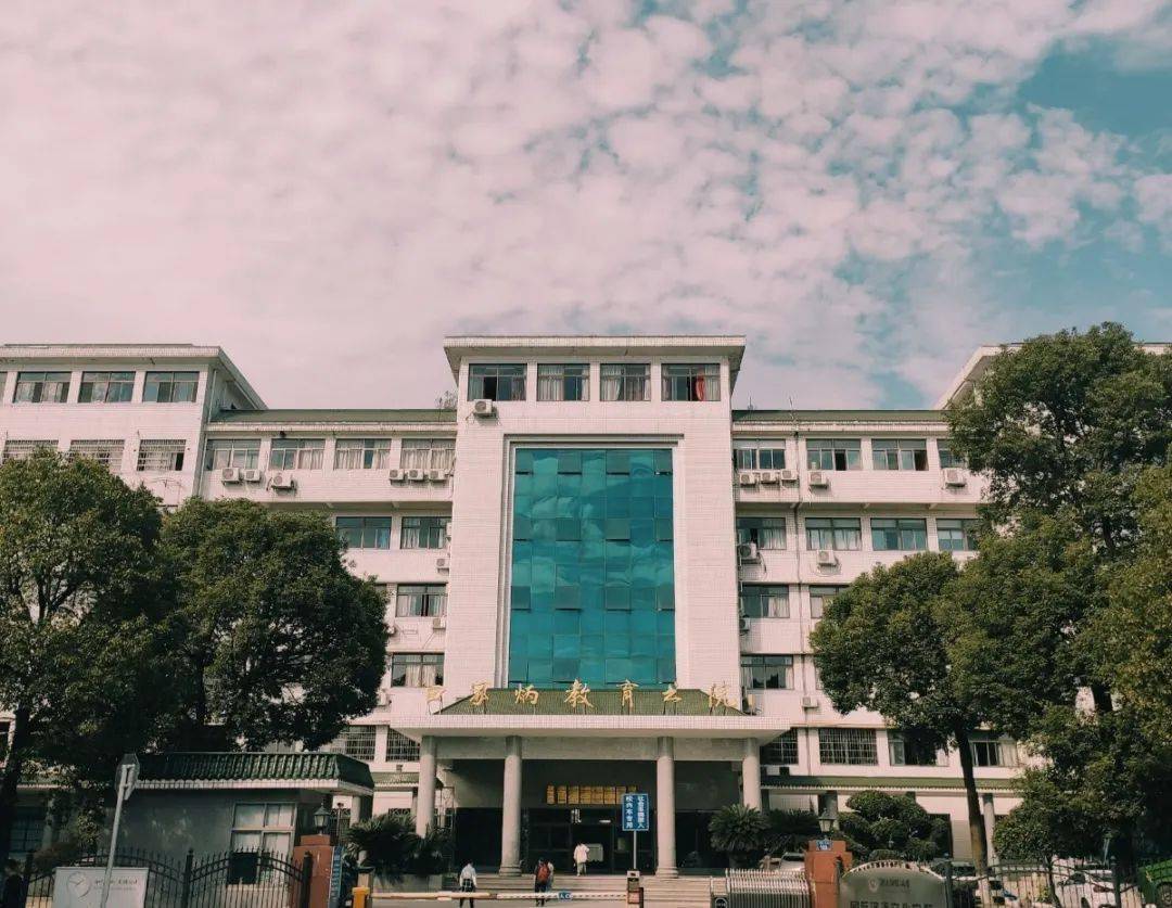 教育春风化雨,金鳞应心而聚 历史文化学院 枫红年年此时,校庆岁岁