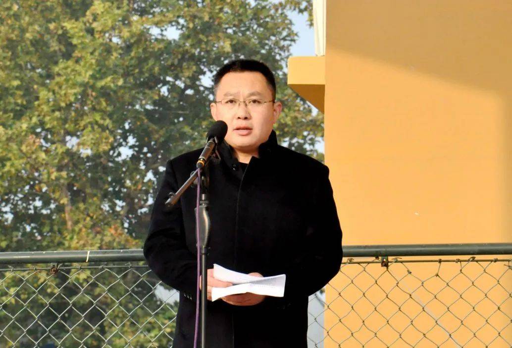 王嘉捷同学发言校领导为荣获"四有"好老师称号的老师颁发荣誉证书环节