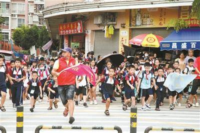 水义|他在校门口义务指挥交通 五年风雨不改护送小学生过马路