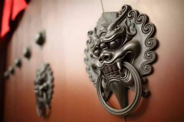 古代大门上总有个怪兽嘴里叼个"环,有何作用?