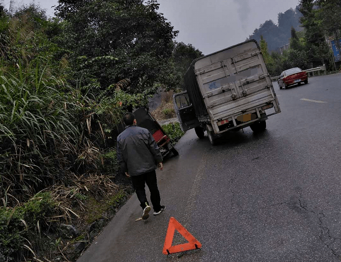 隆回这里发生车祸,两车相撞,现场.