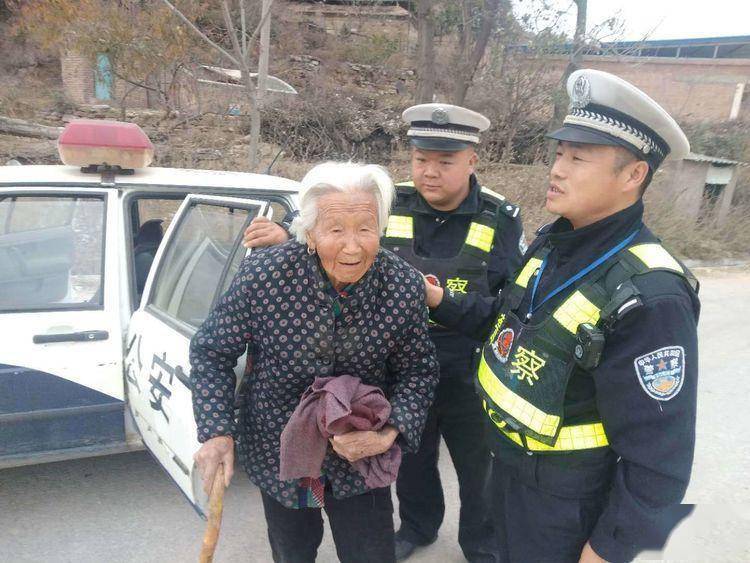 路遇九旬老人求助 经开交警暖心护送