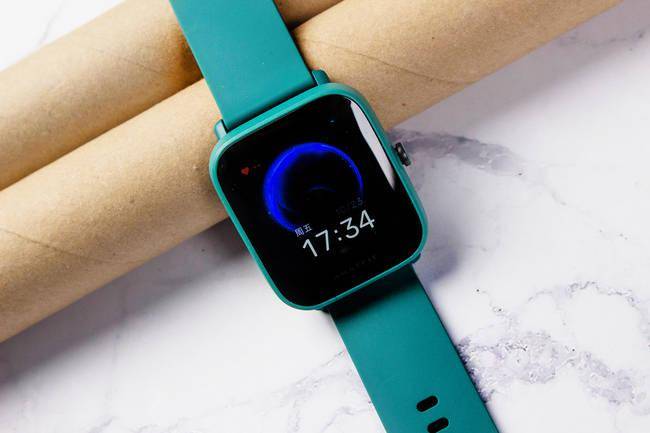 �����˵ĳ����˶��ֱ�����Amazfit Pop�����ֱ���������