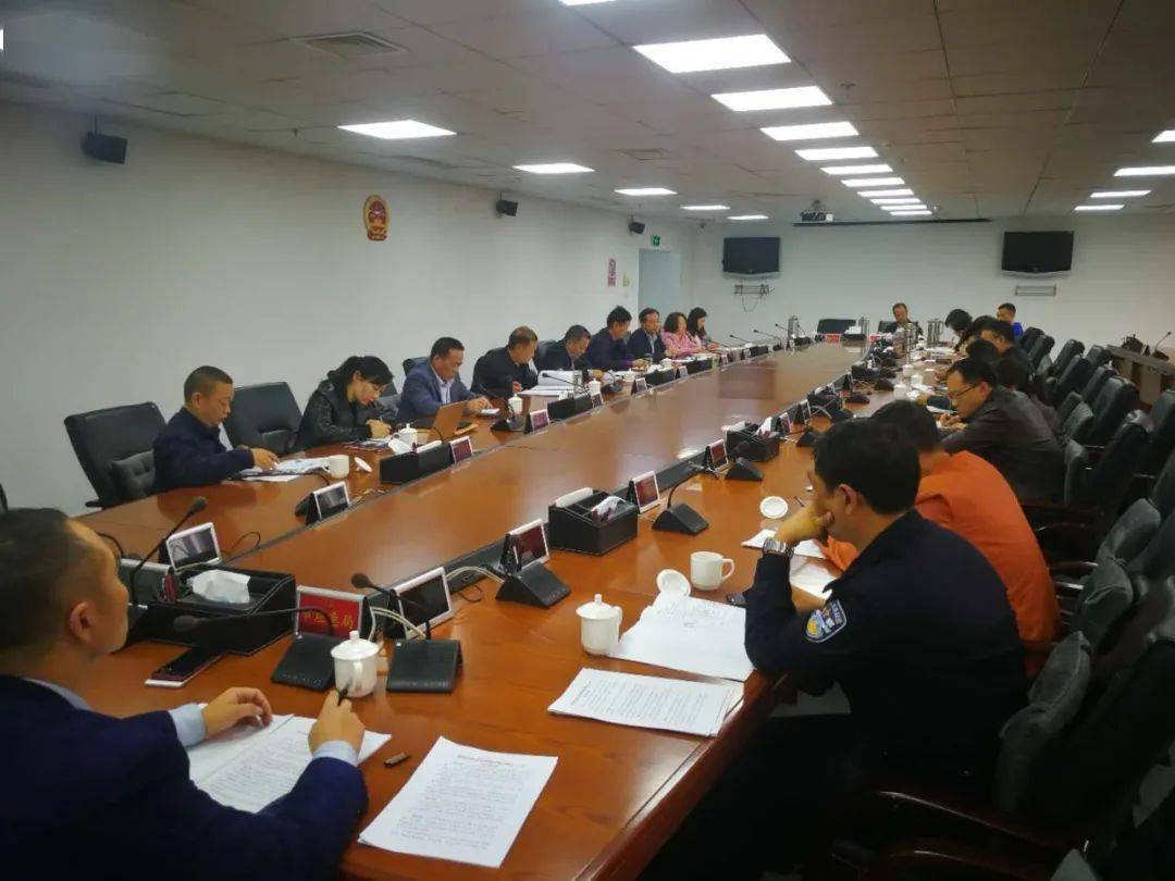 市人大常委会副主任李泽出席会议,市文明委副主任朱元俊应邀参加会议.