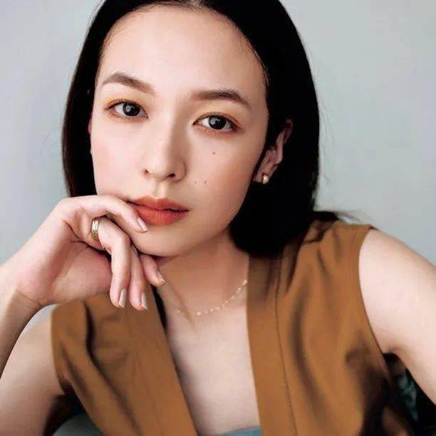 涂谁|足以让你时髦整个秋冬的棕色唇，谁涂谁好看