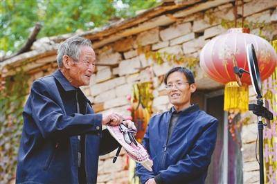 直播|古稀老汉当网红直播带货富山村