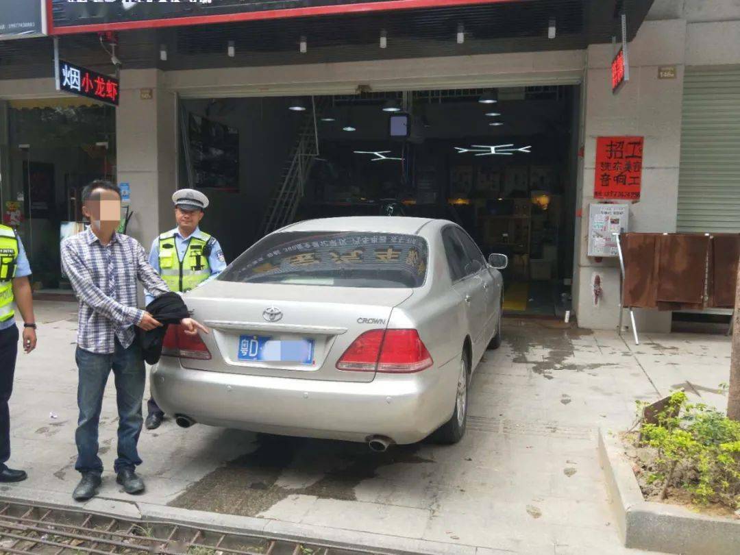 藤县警方在东山路锦绣豪庭路口查获一辆车 经查该车是套牌车 行驶证也系伪造
