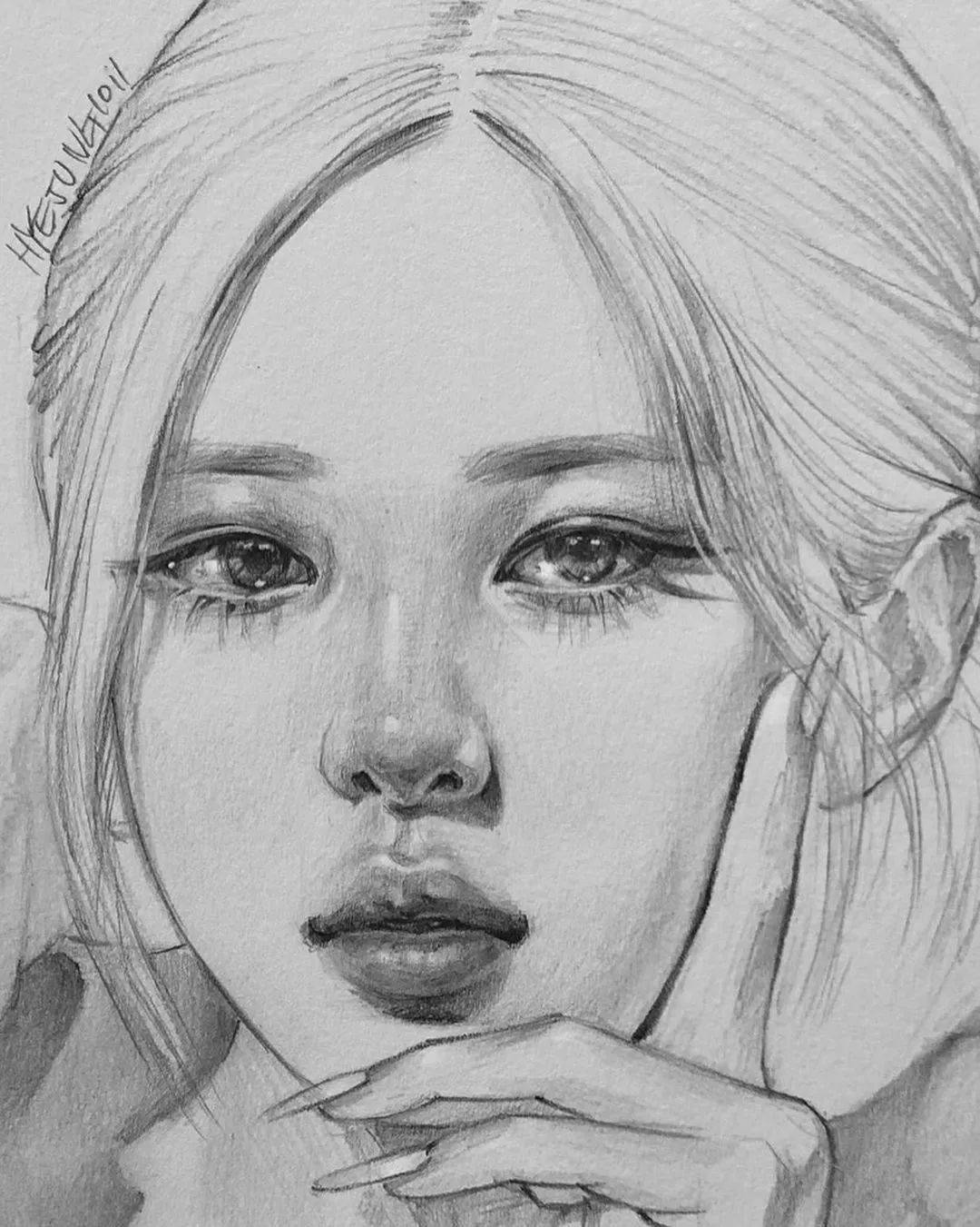 好撩人韩国美女画笔下的素描lisa朴彩英在她笔下画活了