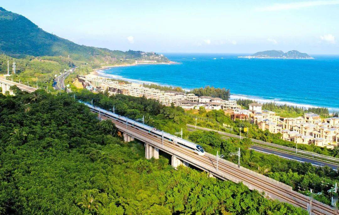 2015年建成全球  第一条环岛高铁——海南环岛高铁.