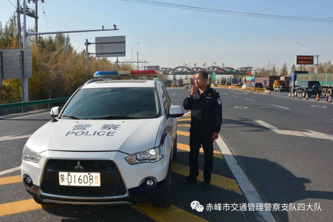 赤峰街头一白色小轿车追赶警车?