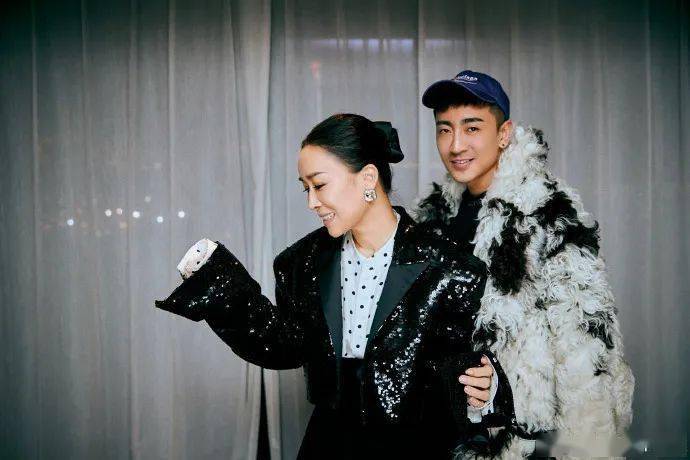 预售|200块也能化出百万化妆师同款底妆！3分钟让毛孔隐形，get粉嘟嘟的奶油肌！实在是太好看了~