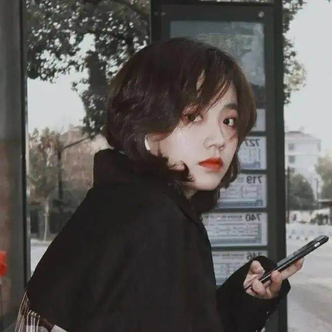 复古短发女生头像:不努力的话,天赋是会被收走的.