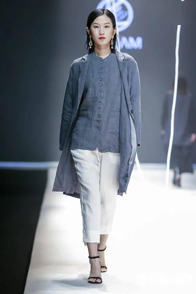 服装设计师的工作室图片 4df725cc7a9545dcac4acd42bf3bc1d5.jpeg