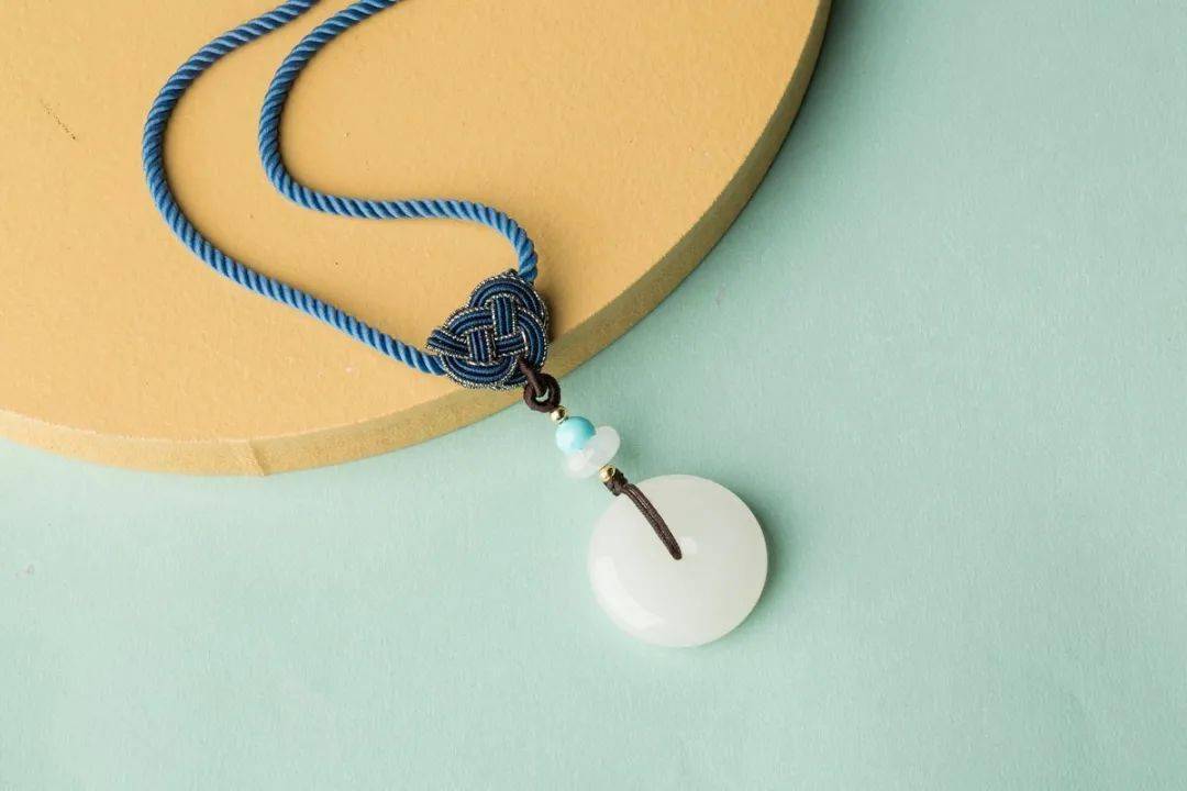 翡翠|秋冬戴这些才能时髦又高级，精致女人的首选！仅需百元，还不快抢!