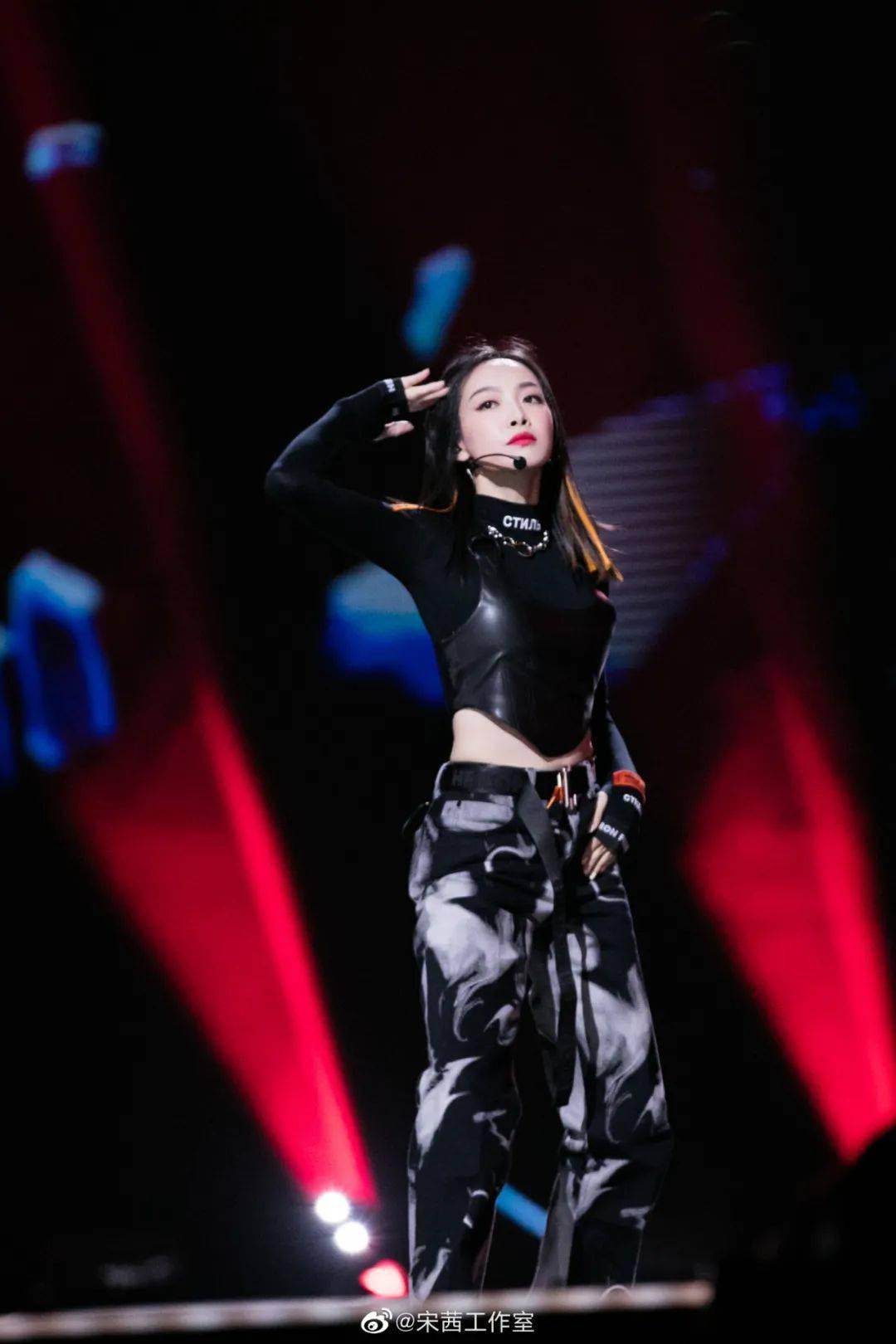 宋茜|甜美女孩如何转型酷A辣妹？宋茜吴宣仪教你一个小动作！