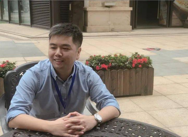苍一中毕业他辞去公务员现在有十几家分公司