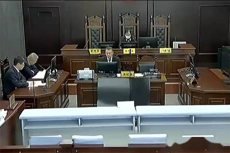 被辱骂后回家拿工具，一棒打倒邻居夫妇，致对