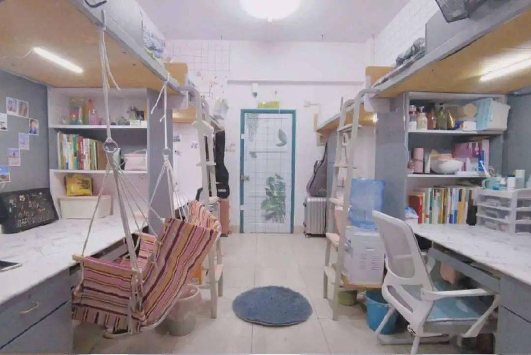 那些 一起熬夜学习的日子, 一起在宿舍玩闹的快乐时光; 一起大扫除