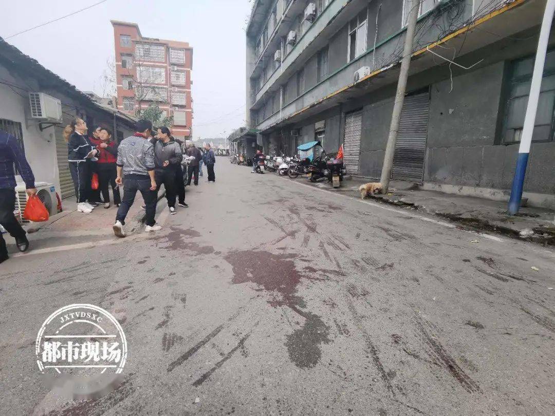 11月2日晚,萍乡安源区发生一起冲突.据目击者介绍,有人员伤亡.