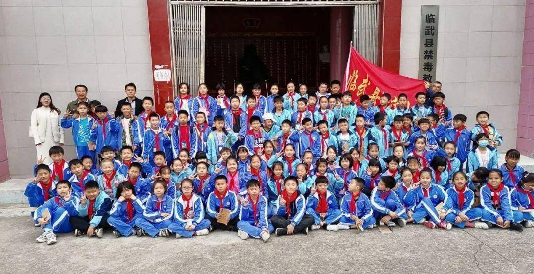 临武县六完小组织学生参观六中禁毒教育基地