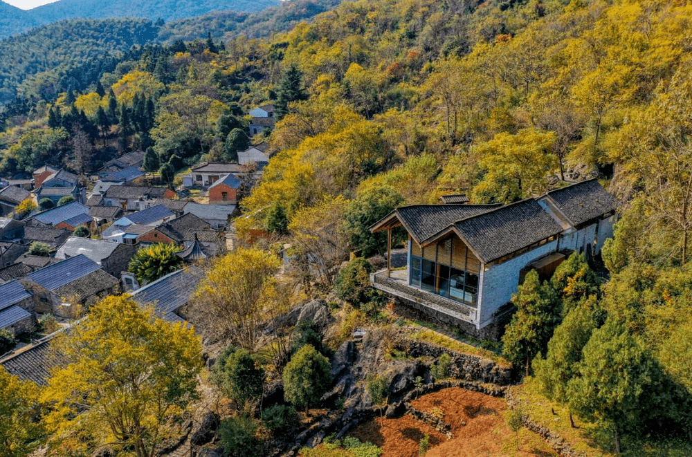 10月30日,钟鸣镇龙潭肖村"漂亮的房子"在层林尽染的秋色中显得更为