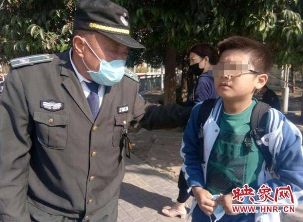 红领巾|小学生忘戴红领巾不敢进学校 幸遇热心人“解围”