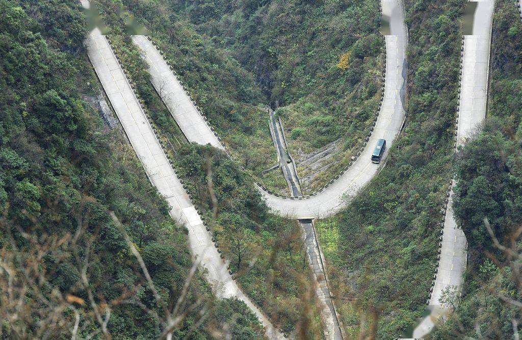 湖南张家界:天门山盘山公路99道弯 沿途秋色美如画