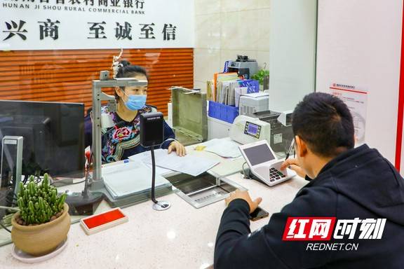 支行|湘西这家银行员工身穿苗装上岗 体现民族特色