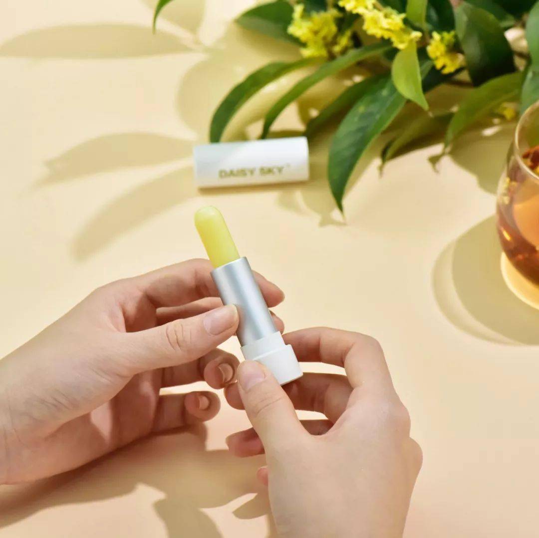 桂花|国产“唇纹熨斗”，一抹摆平唇干、起皮，润得想接吻