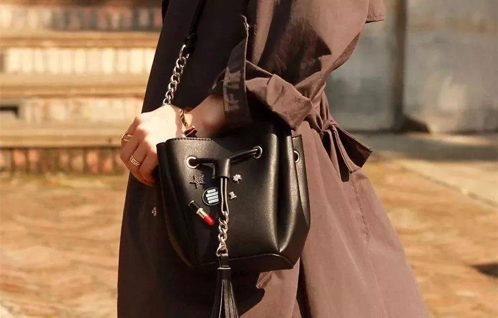 包包|这4种包风水最差！红色漏财、紫色败运、黄色….个个都是散财童子，越用越穷！