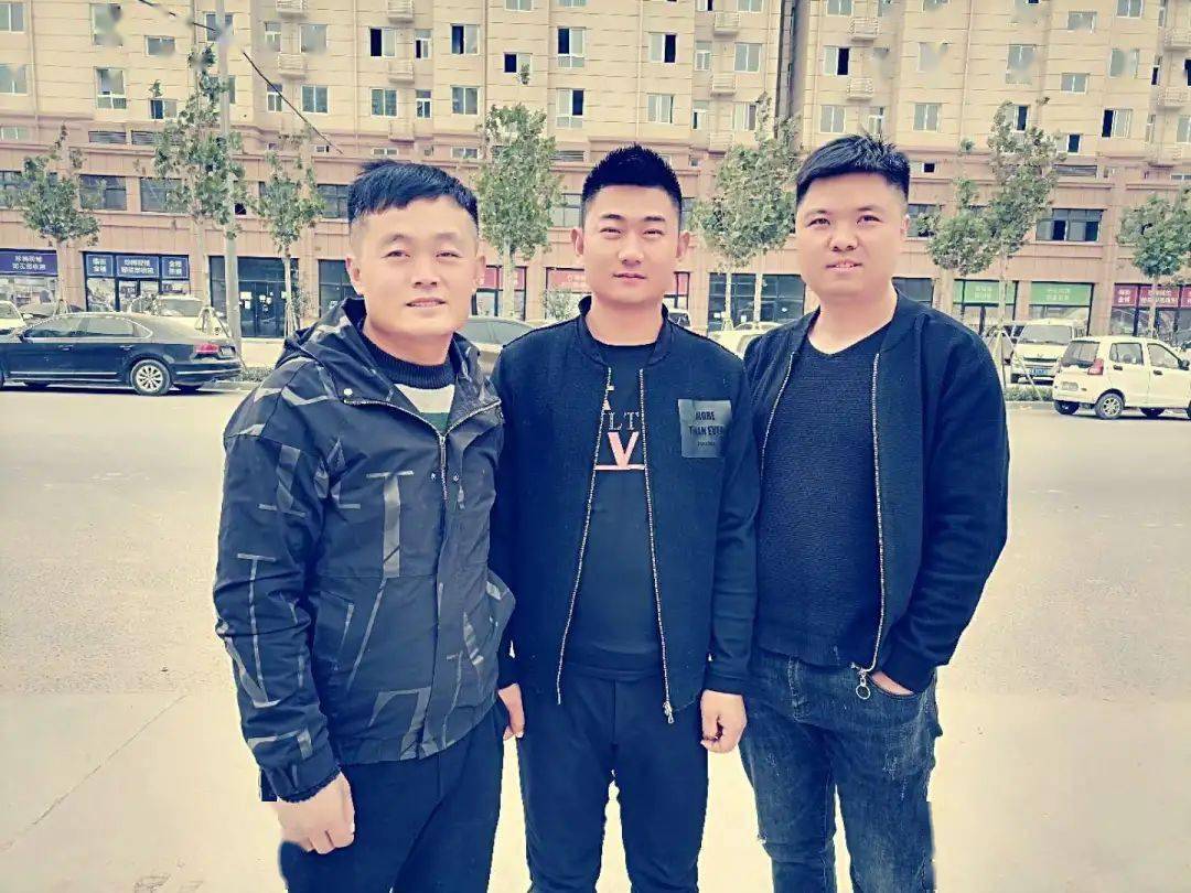 东明仨小伙火场中救出老人,获赞!