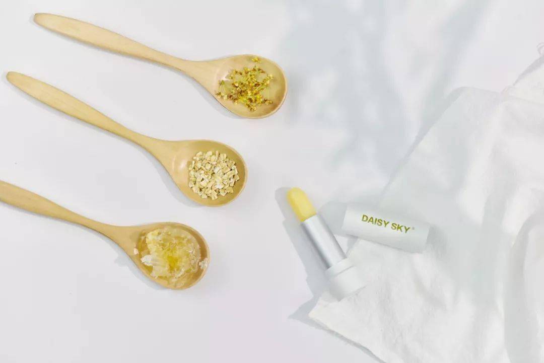 桂花|国产“唇纹熨斗”，一抹摆平唇干、起皮，润得想接吻