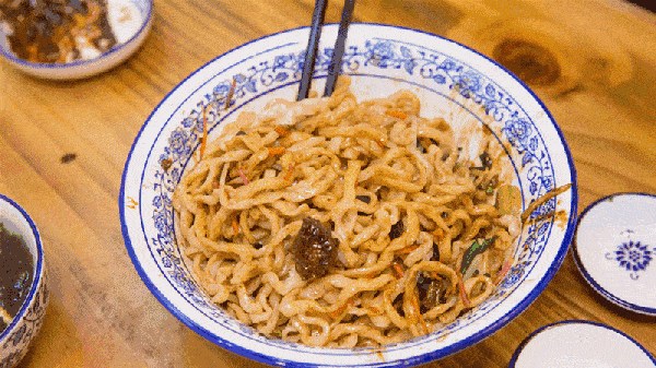 炸酱面绝对一口下去,分分钟吃光光的美味~过水的凉面,浇上秘制的炸酱
