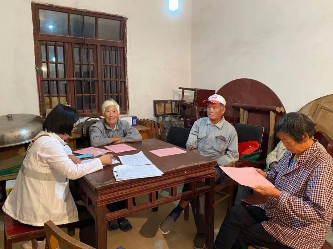 人口普查员的辛苦_人口普查员证件图片(3)