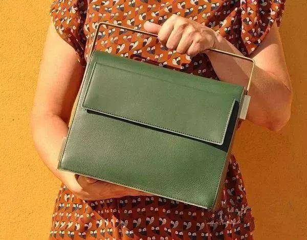 包包|这4种包风水最差！红色漏财、紫色败运、黄色….个个都是散财童子，越用越穷！