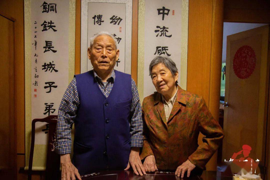 同年8月,曹剑影,崔玉云与另外两对军人伴侣在宁波结婚.