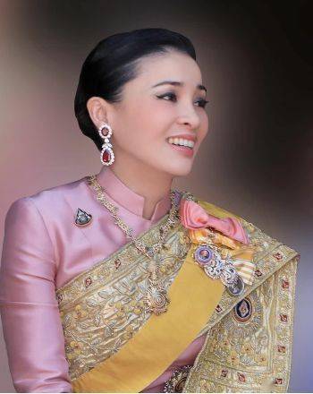 珠宝|18岁封后，50岁出轨？珠宝堆成山，还是留不住她的心……