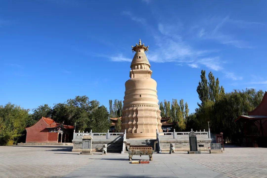 塔院寺金塔位于金塔县金塔镇塔院村东南300米处,占地面积225平方米,始