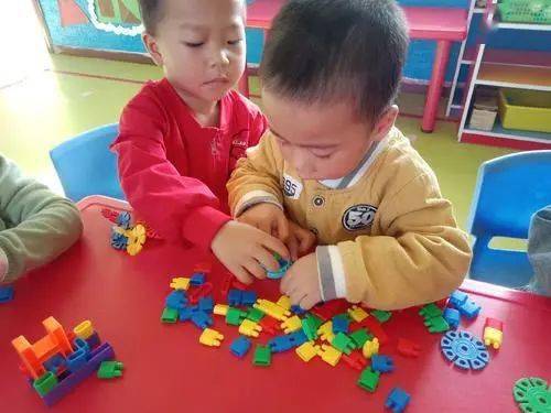 师幼互动案例研讨 | 应对孩子抢玩具的3步法,你做到了