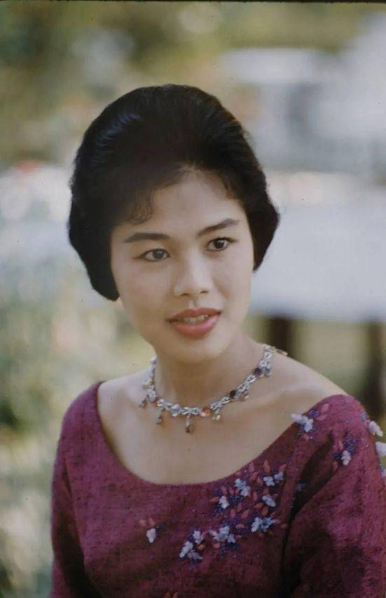 珠宝|18岁封后，50岁出轨？珠宝堆成山，还是留不住她的心……