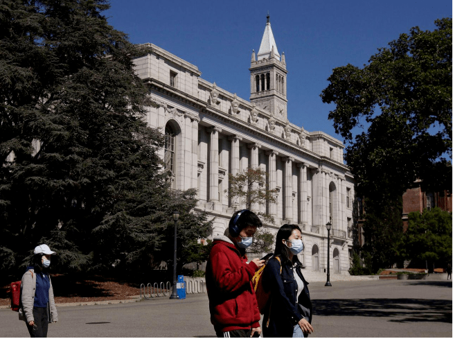 免费的外国大学 8c01734e0fd54f04af511fdadb321440.png