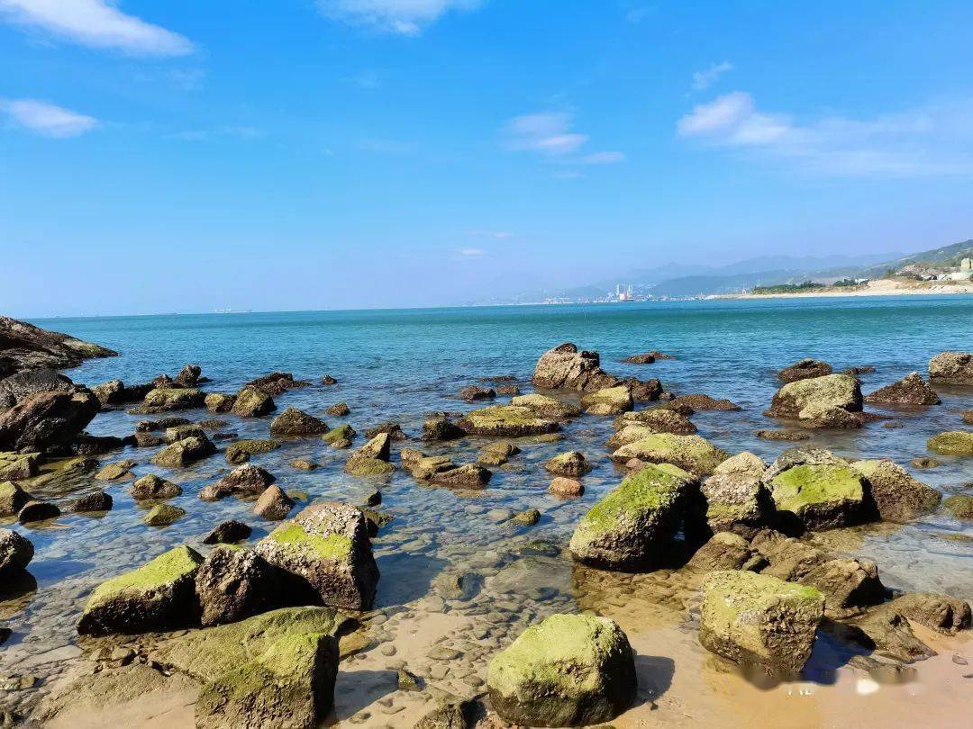 纪念碑处  迎着碧海蓝天热烈骄阳  拍下梦幻美景中的合照  沙鱼涌海滩